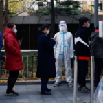 Người dân xếp hàng xét nghiệm Covid-19 gần một tòa nhà văn phòng ở Bắc Kinh  ngày 15/11/2022 - Ảnh: Reuters